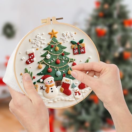 RUIQLXHANG Christmas Embroidery Kit, Gnomes Embroidery Kits for Beginners with Pattern, Cotton Threads, Needles, Instruction, 20cm Hoop, Gift for Mom, Grandma (Christmas Tree)