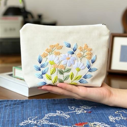 FONNUY Embroidery Kit Makeup Bag for Beginners, Flowers Pre-Stamped Pattern Handbag Coin Purses Making Kits for Adults with Hoop, Easy to Follow Color Thread Needlework (Daisy)
