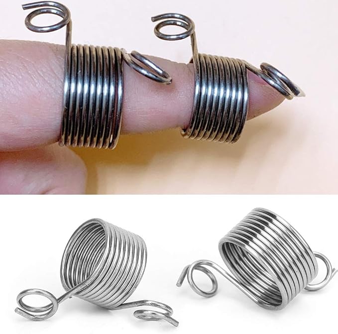 Yarn Guide Knitting Thimble, 2 Piece 2 Size Stainless Steel Coiled Knitting Thimble Finger Ring for Knitting Crafts Accessories Tool
