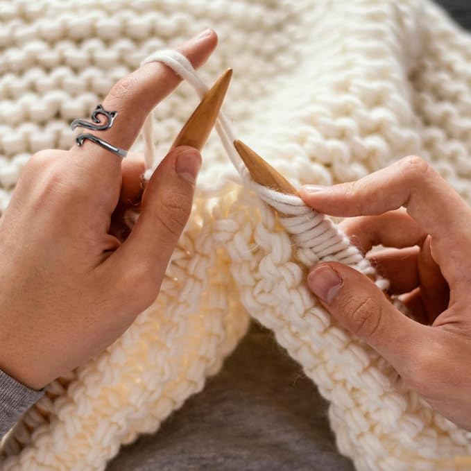 6 Pcs Crochet Rings for Finger Adjustable Crochet Knitting Loop Accessories Metal Yarn Guide Finger Holder Rings, Knitting & Crochet Supplies for DIY Crafts, 4 Colors